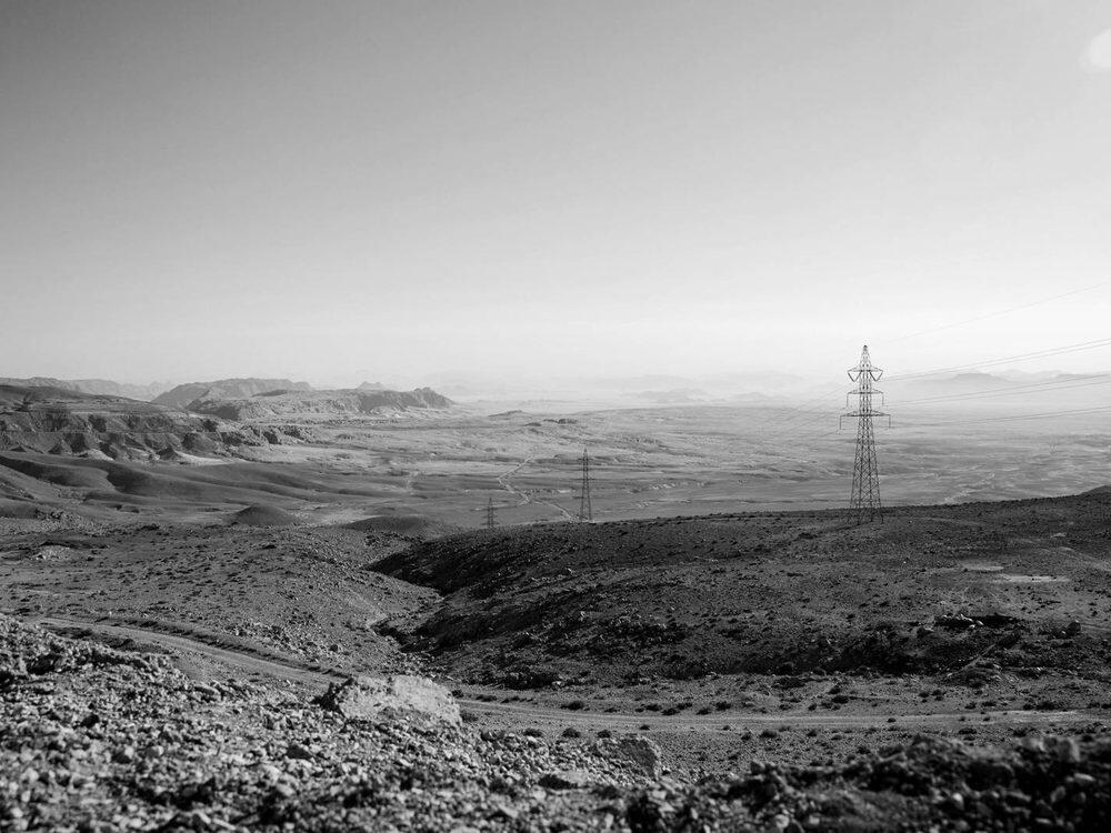 Tendido eléctrico en el desierto